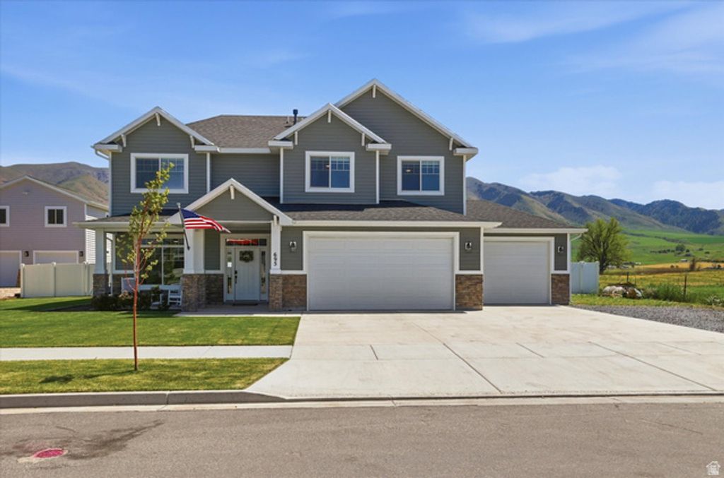 Image 2 of property listing at 695 S 400 E, Hyrum, UT 84319
