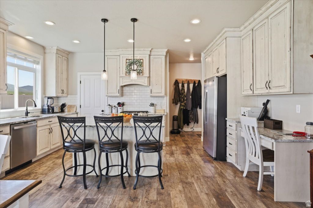 Image 13 of property listing at 695 S 400 E, Hyrum, UT 84319