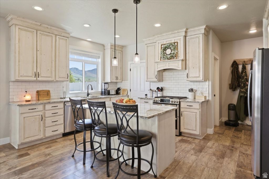 Image 14 of property listing at 695 S 400 E, Hyrum, UT 84319
