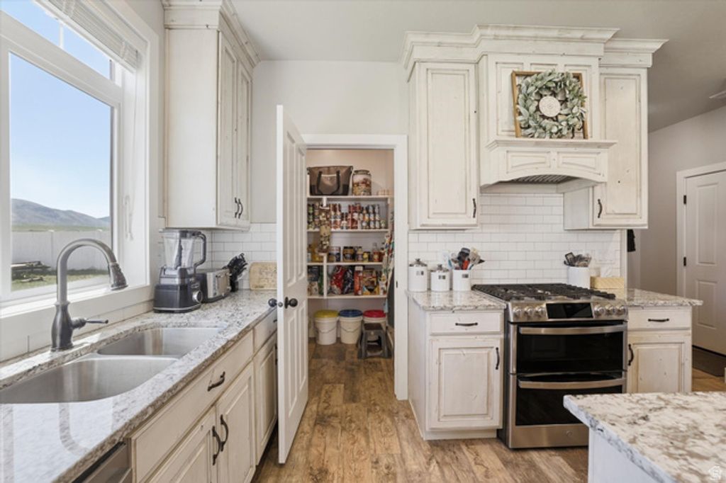 Image 16 of property listing at 695 S 400 E, Hyrum, UT 84319