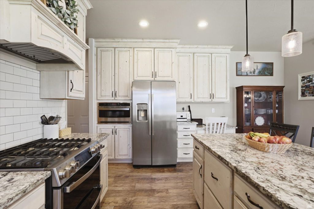 Image 17 of property listing at 695 S 400 E, Hyrum, UT 84319