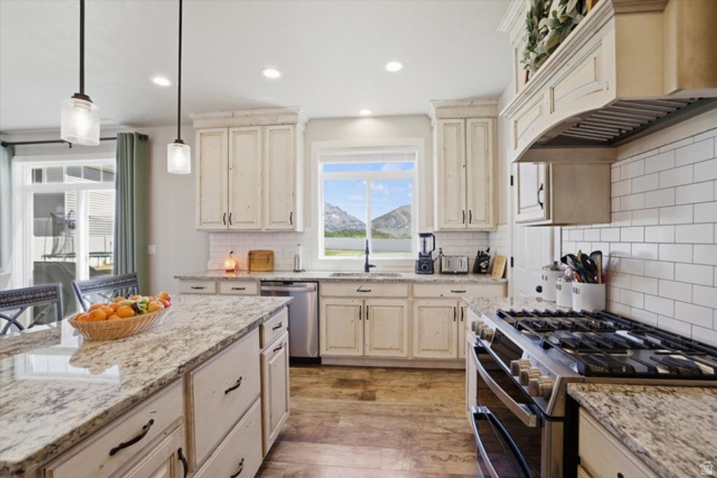Image 18 of property listing at 695 S 400 E, Hyrum, UT 84319