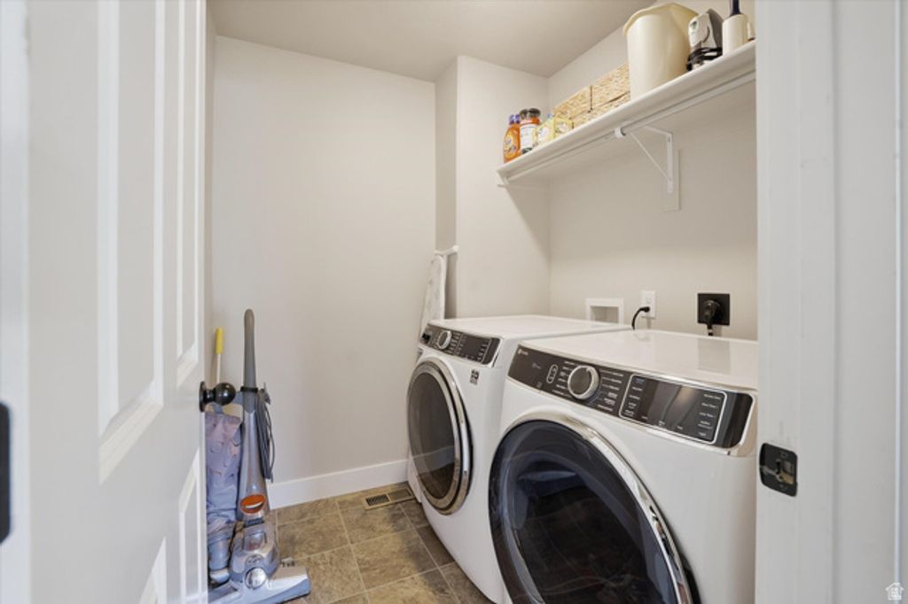 Image 24 of property listing at 695 S 400 E, Hyrum, UT 84319