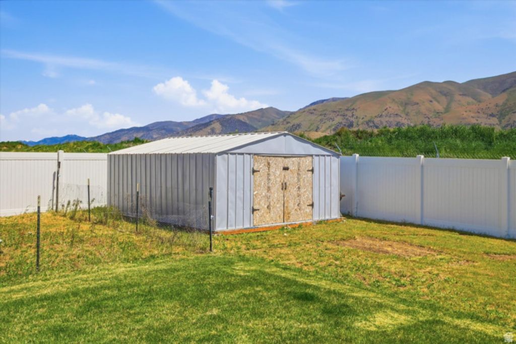 Image 31 of property listing at 695 S 400 E, Hyrum, UT 84319