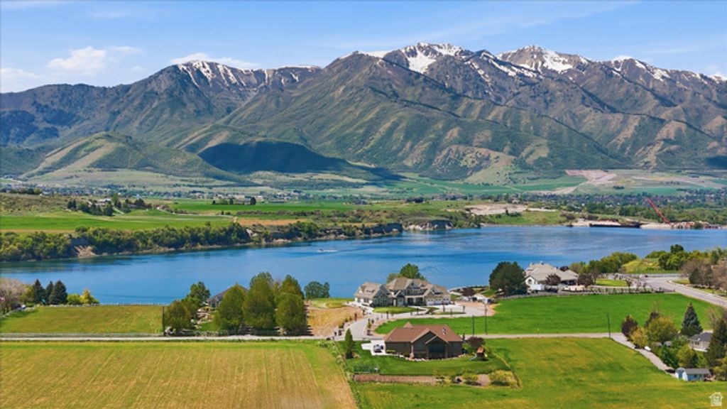 Image 35 of property listing at 695 S 400 E, Hyrum, UT 84319