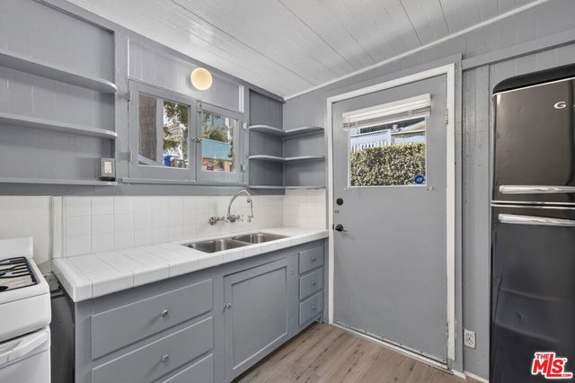 1723 N Beverly Glen Boulevard, Los Angeles, CA 90077