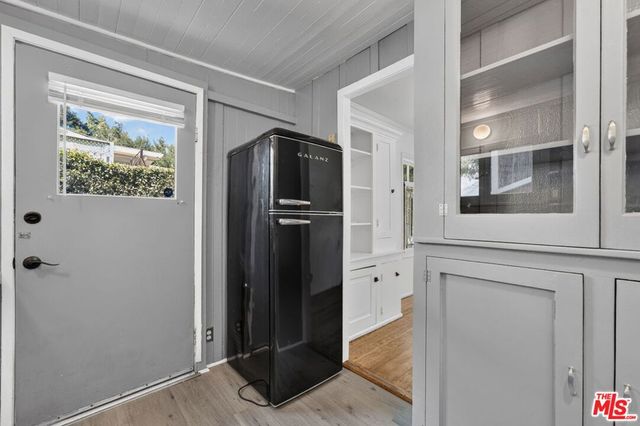 1723 N Beverly Glen Boulevard, Los Angeles, CA 90077