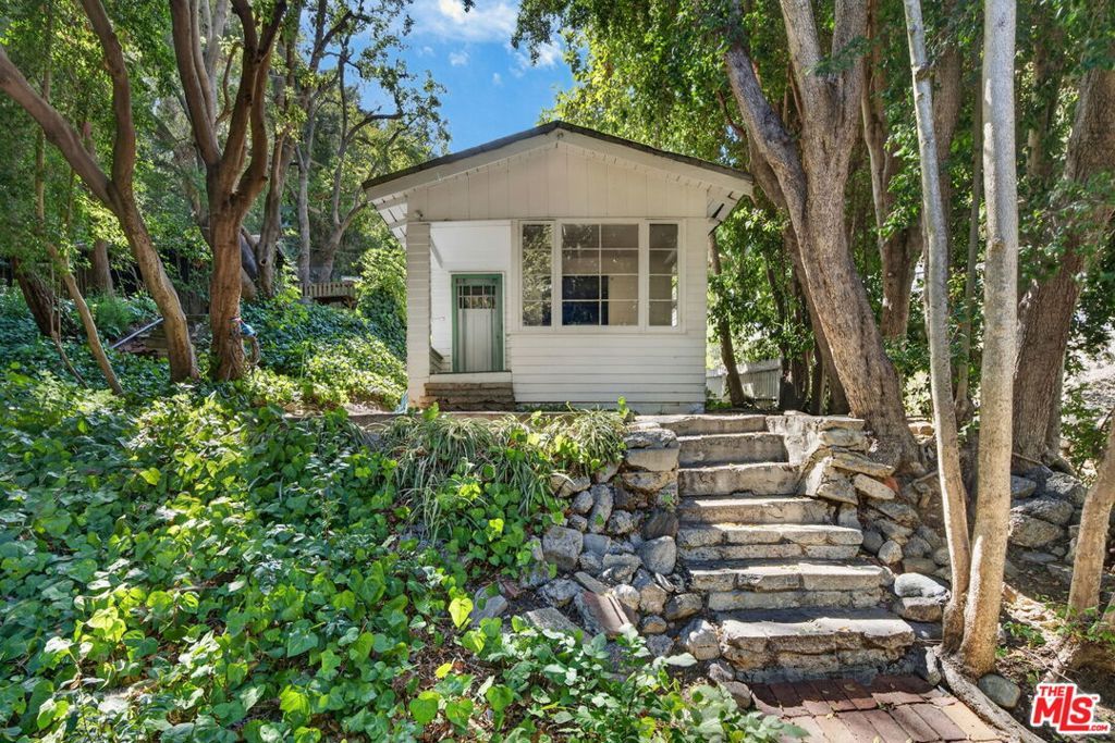 1723 N Beverly Glen Boulevard, Los Angeles, CA 90077