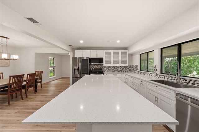 2127 Los Robles Street, Grapevine, TX 76051