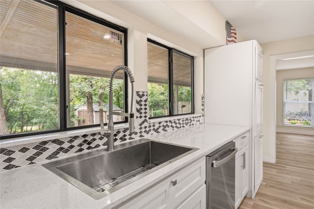 2127 Los Robles Street, Grapevine, TX 76051