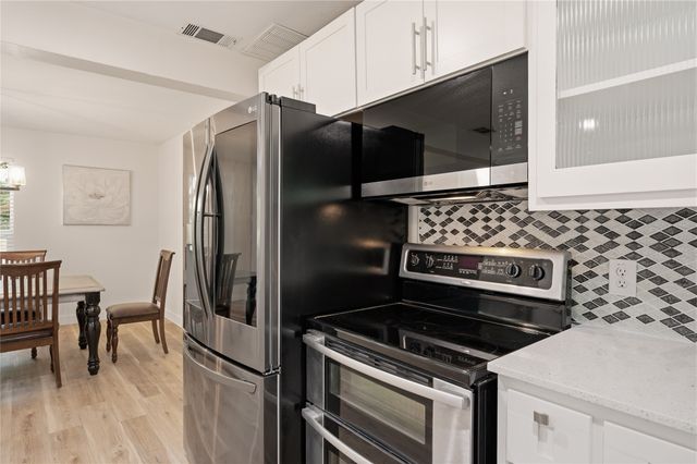 2127 Los Robles Street, Grapevine, TX 76051