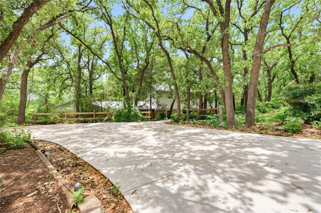 2127 Los Robles Street, Grapevine, TX 76051