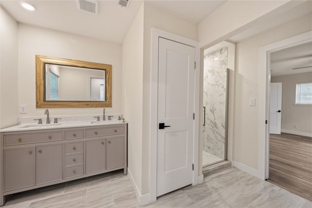 2127 Los Robles Street, Grapevine, TX 76051