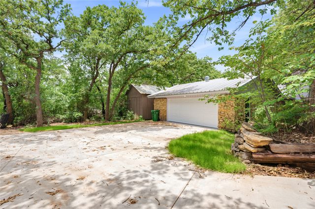 2127 Los Robles Street, Grapevine, TX 76051