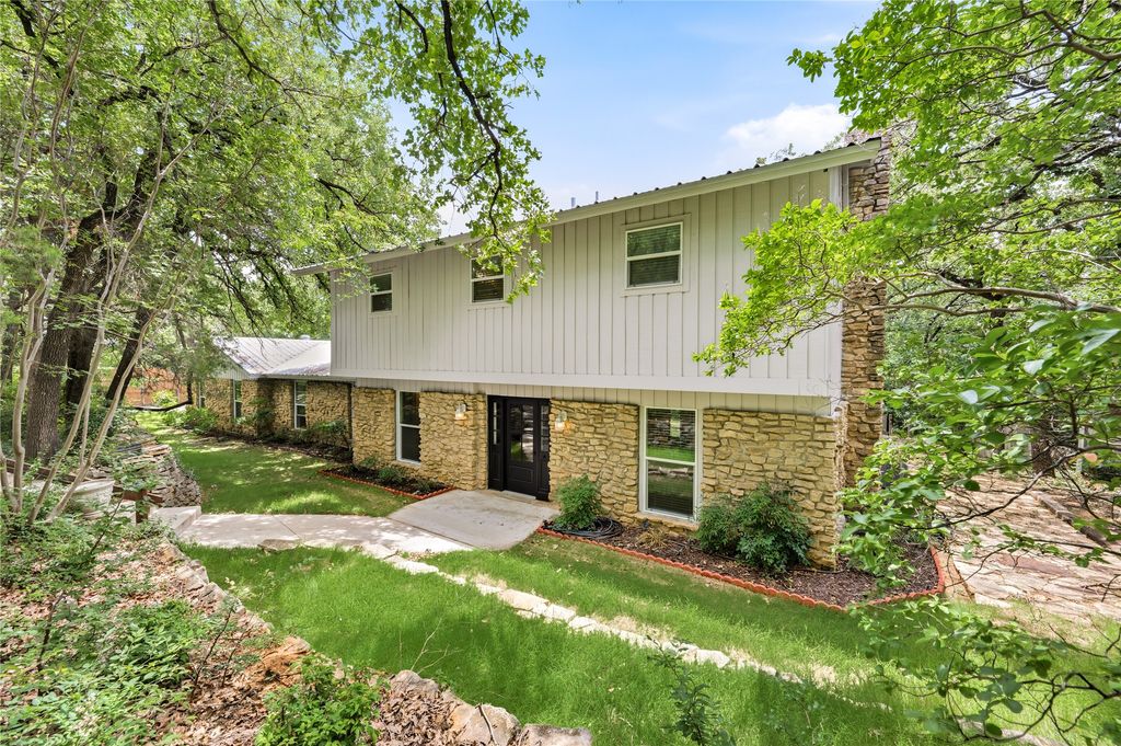 2127 Los Robles Street, Grapevine, TX 76051