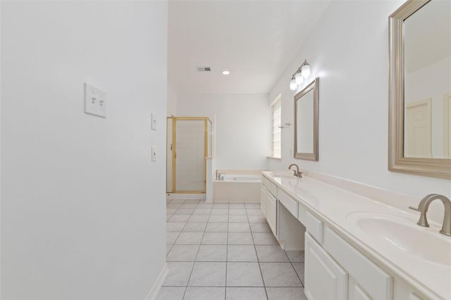 304 Lago Vista Street, Kemah, TX 77565