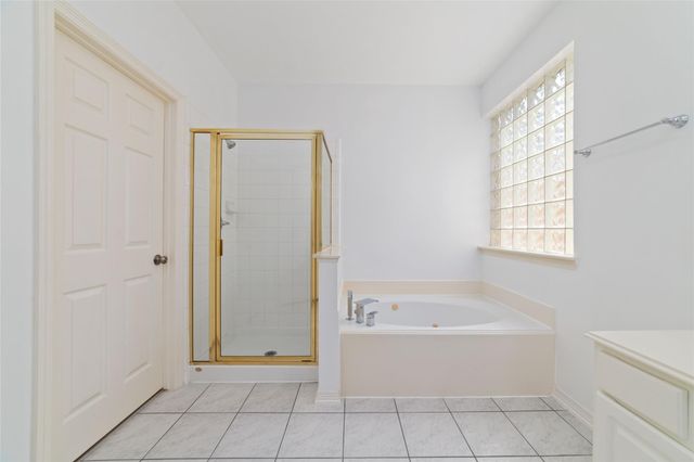 304 Lago Vista Street, Kemah, TX 77565