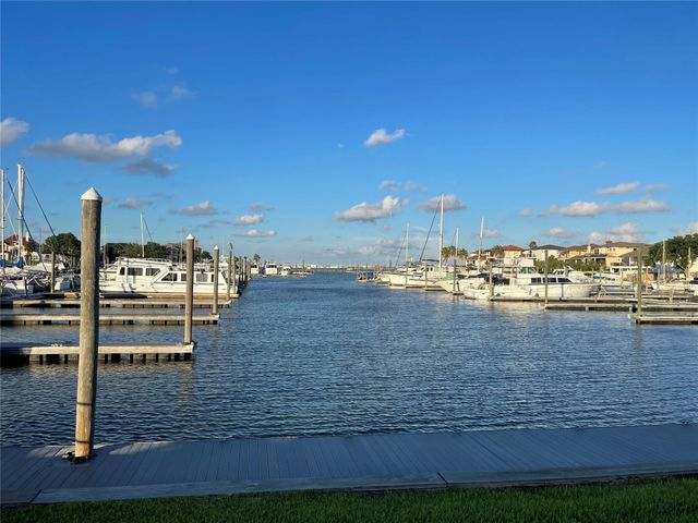304 Lago Vista Street, Kemah, TX 77565