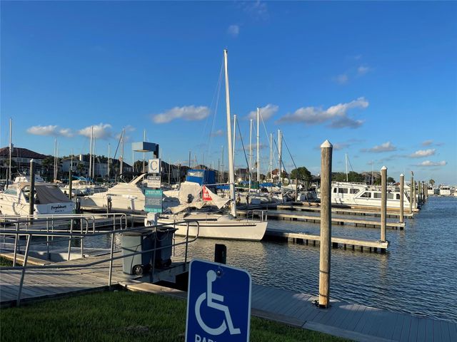 304 Lago Vista Street, Kemah, TX 77565