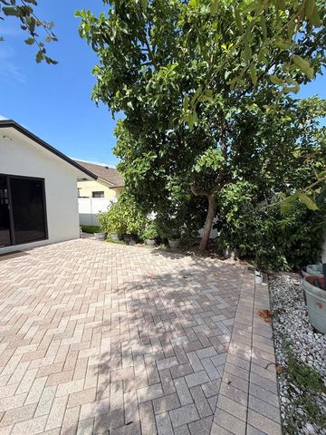 8843 SW 16th Street, Boca Raton, FL 33433