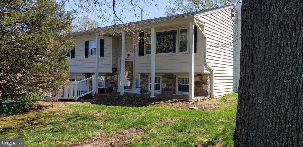 8 PLEASANT AVE, Chalfont, PA 18914