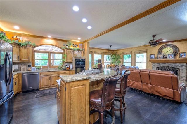 248 SW Winterpark Circle, Lee's Summit, MO 64081