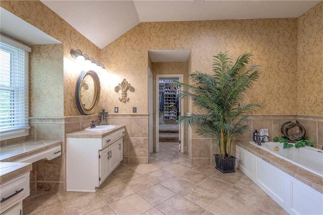 248 SW Winterpark Circle, Lee's Summit, MO 64081