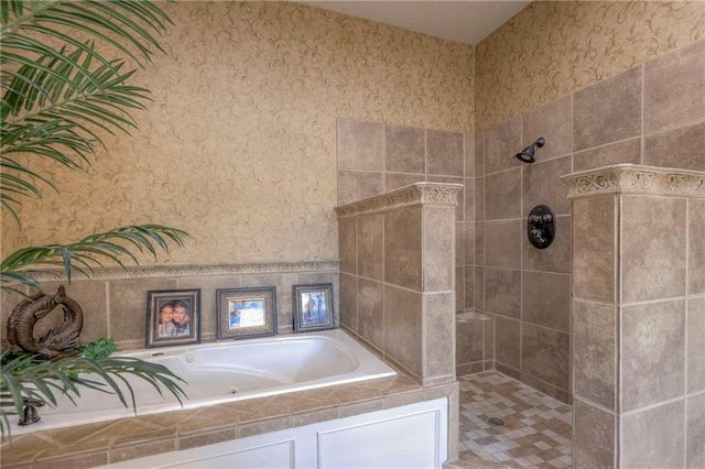 248 SW Winterpark Circle, Lee's Summit, MO 64081