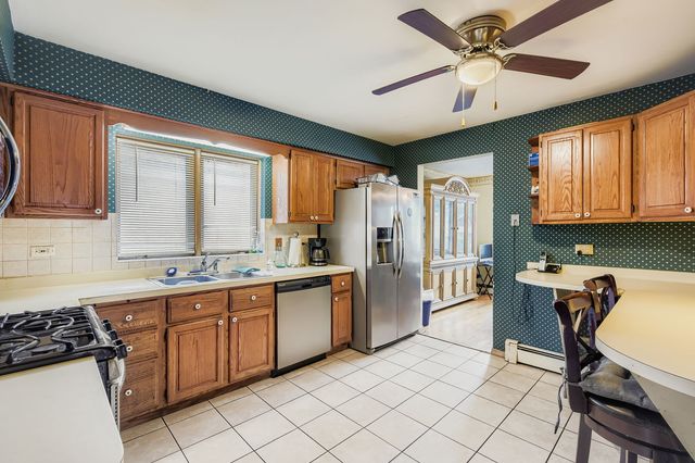 9045 S Sacramento Avenue, Evergreen Park, IL 60805