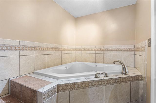 4608 Sun Valley Lane, Kernersville, NC 27284