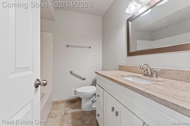 9883 Hawthorne Glen Drive, Grosse Ile, MI 48138