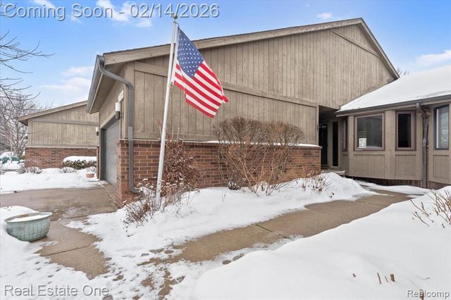 9883 Hawthorne Glen Drive, Grosse Ile, MI 48138