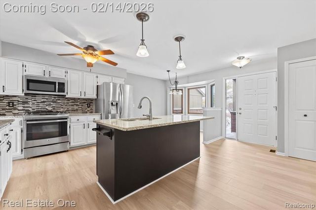 9883 Hawthorne Glen Drive, Grosse Ile, MI 48138