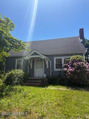 4 Shadow Lake Drive, Red Bank, NJ 07701