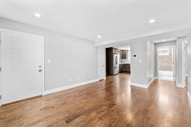 2 Weld Ave 2R, Norwood, MA 02062