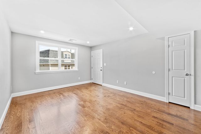 2 Weld Ave 2R, Norwood, MA 02062