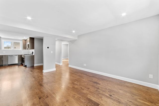 2 Weld Ave 2R, Norwood, MA 02062