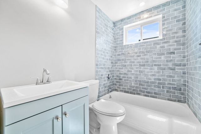 2 Weld Ave 2R, Norwood, MA 02062