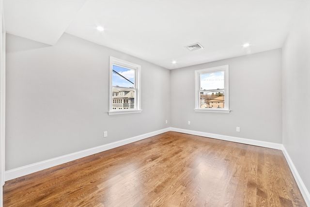 2 Weld Ave 2R, Norwood, MA 02062