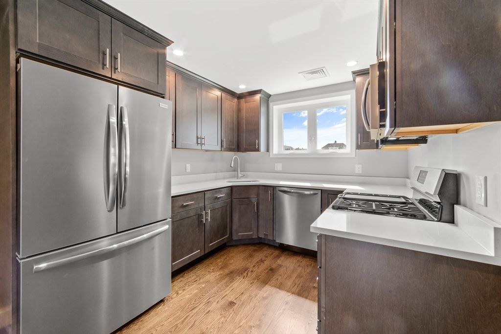 2 Weld Ave 2R, Norwood, MA 02062