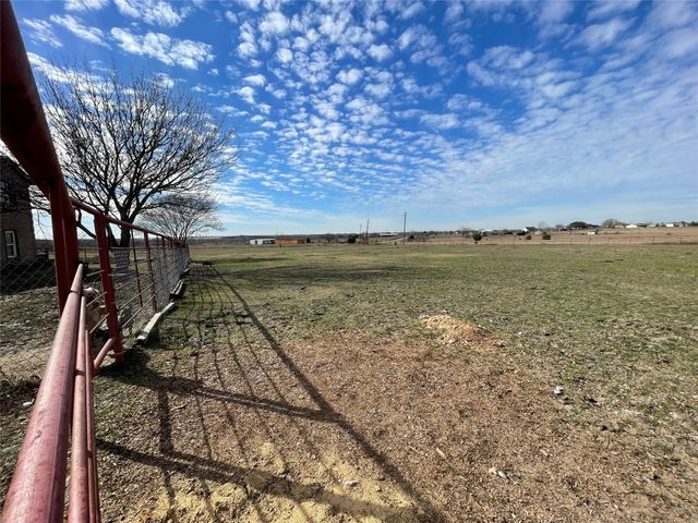 301 Blue Ribbon Road, Waxahachie, TX 75165