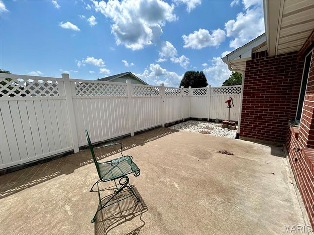 302 E Green Tree Lane E, Farmington, MO 63640