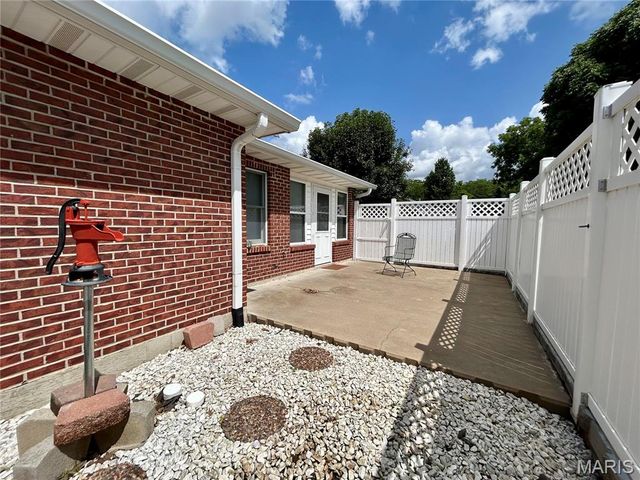 302 E Green Tree Lane E, Farmington, MO 63640