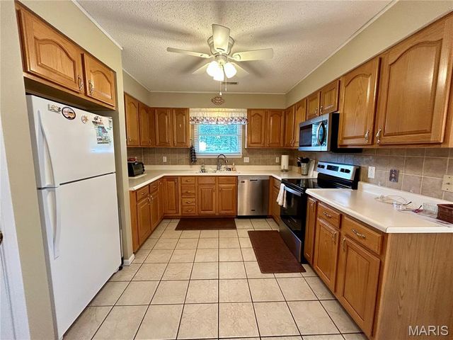 302 E Green Tree Lane E, Farmington, MO 63640