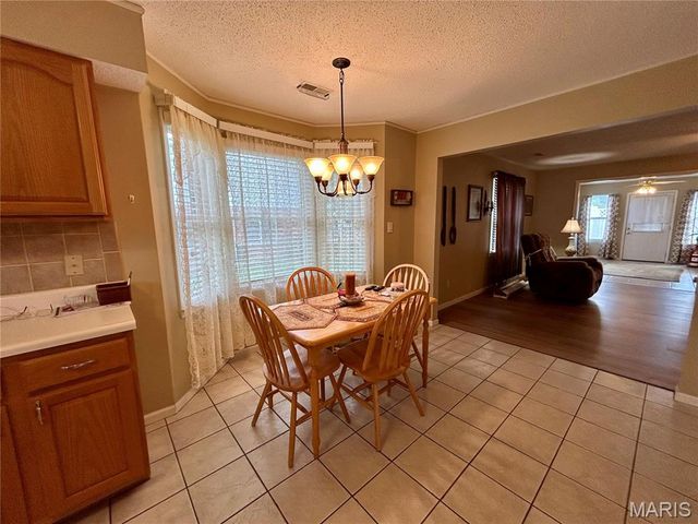 302 E Green Tree Lane E, Farmington, MO 63640