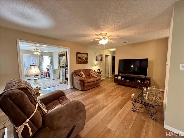 302 E Green Tree Lane E, Farmington, MO 63640