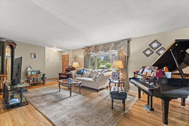 N56W15799 Bette DRIVE, Menomonee Falls, WI 53051