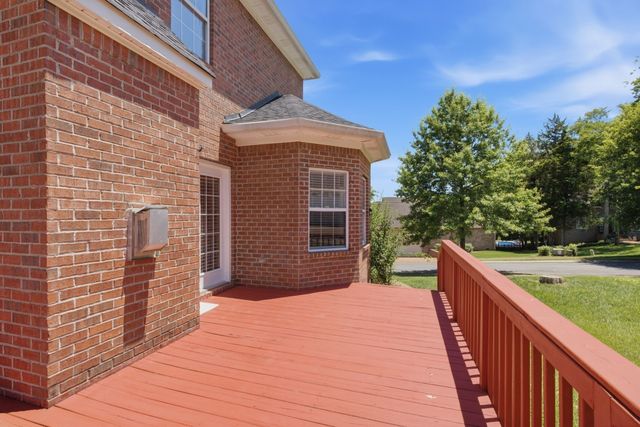 1046 Island Brook Dr, Hendersonville, TN 37075