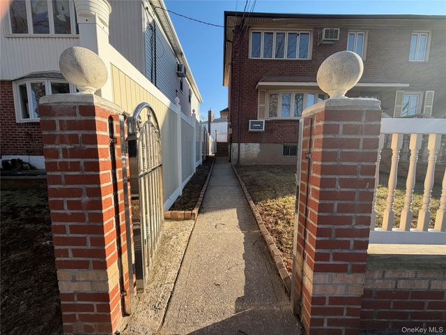 141- 33 255th Street Second Floor, Rosedale, NY 11422