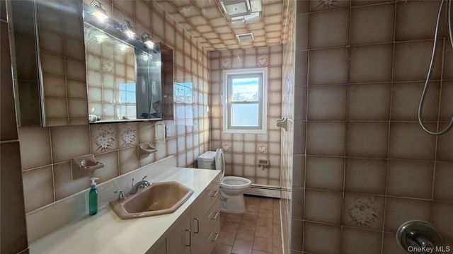 141- 33 255th Street Second Floor, Rosedale, NY 11422